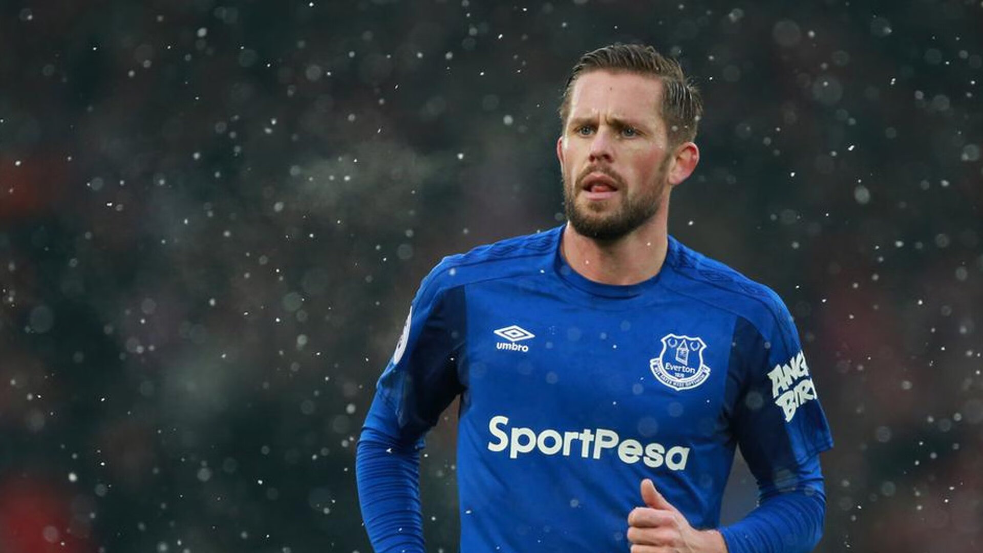 开云官网登录-防守切断传球线路的顶级战术,传球碰到防守球员越位吗