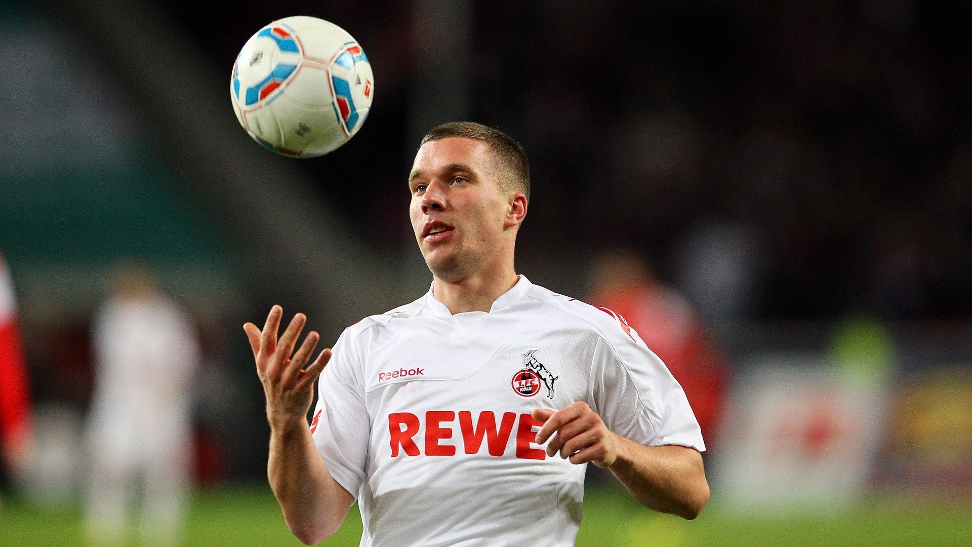 开云首页登录-乔·莫伊：在比赛中，他的scrum表现为全黑队提供了强大的进攻动力，乔乔莫伊斯的书